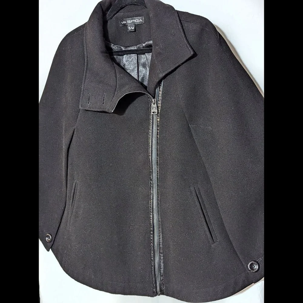Superb & Elegant VIA SPIGA Size S/M Black Lined Cape w/ Shiny Pleather Trim - Picture 3 of 5